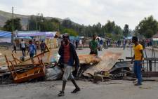 A file picture taken on 15 December, 2015 shows Ethiopians from the Oromo group blocking a road in Ethiopia after protesters were shot dead by security forces in Wolenkomi, some 60km West of Addis Ababa. Picture: AFP.