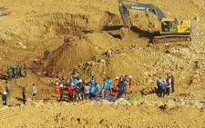 Soldiers and rescue workers search for the bodies of miners killed in a landslide in a jade mining area in Hpakhant, in Myanmar's Kachin state on 22 November, 2015. At least 100 people have died in a huge landslide in a remote jade mining area of northern Myanmar. Picture: AFP.
