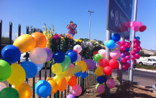 On hospital gates colourful balloons with messages of support read ‘get well soon’, ‘stay strong’ and ‘have faith’ for Marli van Breda. Picture: Chanel September/EWN