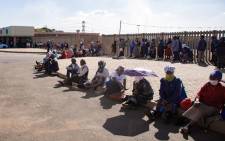 FILE: Senior citizens queuing for their monthly social grants at the South African Post Office at the Gold Sport shopping centre in Vosloorus, Ekurhuleni on 4 May 2020. Picture: Sethembiso Zulu/EWN