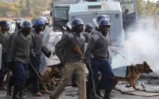 FILE: Zimbabwe riot police deploys in Harare on 4 July, 2016 during clashes with public transport drivers. Picture: AFP.