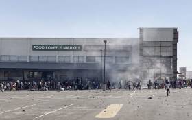 FILE: Rioters loot the Jabulani Mall in Soweto on 12 July 2021. South Africa's army said Monday it was deploying troops to two provinces, including its economic hub of Johannesburg, to help police tackle deadly violence and looting as unrest sparked by the jailing of ex-president Jacob Zuma entered its fourth day. Picture: Luca Sola/AFP