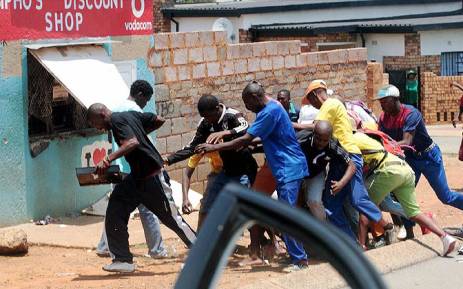 Soweto attacks spread, cops call late-night meeting