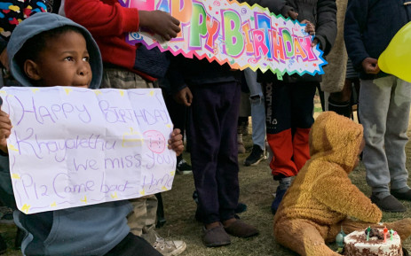 The little boy’s family huddled together and wept as they joined residents who also prayed for little boy to be found. Picture: Masechaba Sefularo/EWN.