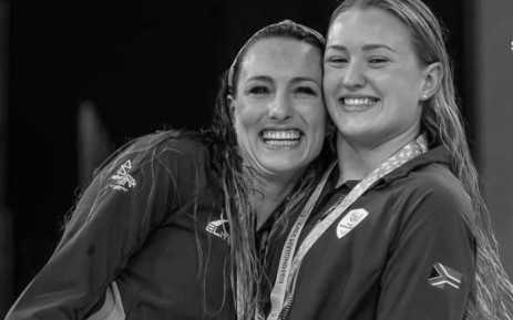 South Africa's Tatjana Schoenmaker (left) and Lara van Niekerk (right) celebrate their silver and gold medals respectively in the women’s 100m breaststroke final at the Commonwealth Games in Birmingham on 2 August 2022. Picture: @TeamSA2024/Twitter