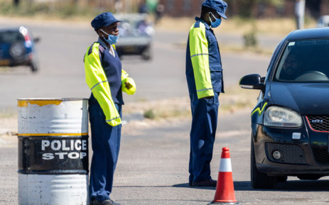 FILE: Police officers manning a check point quiz a driver going into the central business district on 20 April 2020, in Emakhandeni township, Bulawayo, Zimbabwe. Picture: AFP.