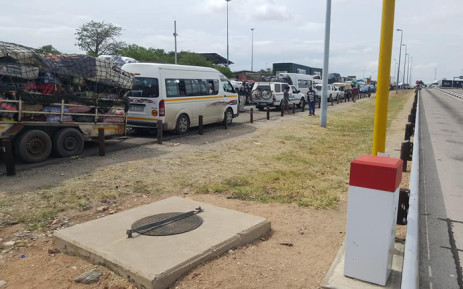 FILE: A general view of the slow-moving traffic volume at the Beitbridge border post between South Africa and Zimbabwe. Picture: Facebook.