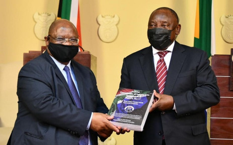 Chair of the state capture commission Raymond Zondo (L) handed over the first of the report to President Cyril Ramaphosa (R) on 4 January 2022. Picture: GCIS.