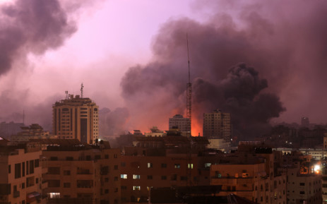 Μια βολίδα ξεσπά κατά τον ισραηλινό βομβαρδισμό της πόλης της Γάζας στις 9 Οκτωβρίου 2023. Το Ισραήλ επέβαλε πλήρη πολιορκία στη Λωρίδα της Γάζας στις 9 Οκτωβρίου και διέκοψε την παροχή νερού καθώς συνέχιζε να βομβαρδίζει στόχους στον πολυσύχναστο παλαιστινιακό θύλακα ως απάντηση στην αιφνιδιαστική επίθεση της Χαμάς. έχει παρομοιαστεί με τις επιθέσεις της 11ης Σεπτεμβρίου.  Φωτογραφία: MAHMUD HAMS / AFP
