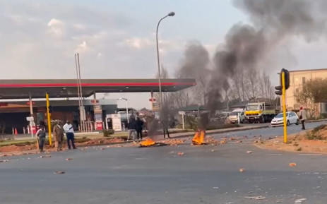 Protesters in Tembisa barricaded roads during a demonstration on 1 August 2022. Picture: @motso_modise/Twitter
