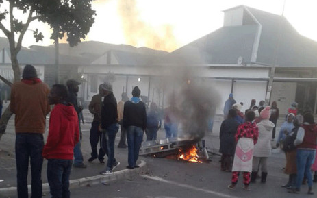 FILE: Residents of Zwelihle mobilise on 17 May 2018 as they protest for land and housing in Hermanus. Picture: @REDANTS_CT/Twitter