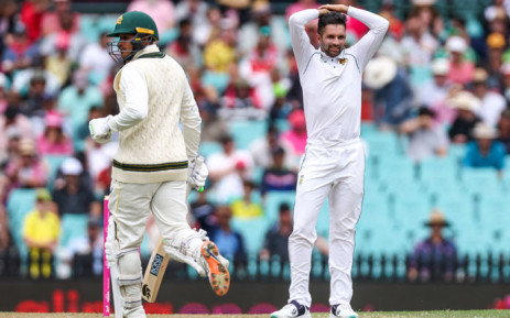 South Africa’s Keshav Maharaj (R) reacts as Australia’s Usman Khawaja runs between wickets during day two of the third cricket Test match between Australia and South Africa at the Sydney Cricket Ground (SCG) in Sydney on 5 January 2023. Picture: DAVID GRAY/AFP