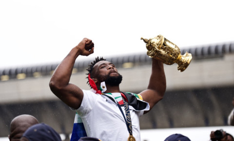Springbok captain Siya Kolisi holds the Webb Ellis trophy aloft outside the OR Tambo International Airport in Johannesburg following the team's return from the Rugby World Cup on 31 October 2023. Picture: Katlego Jiyane/Eyewitness News
