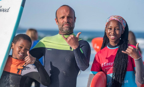 Iniciativa local que fortalece la cohesión social a través de clases de surf gratuitas