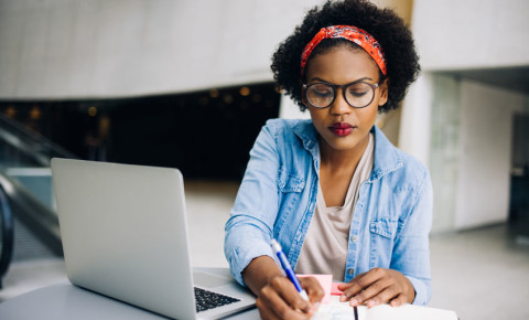 Black-busines-woman-entrepreneur-job-freelancer-laptop-career-goals-startup123rf