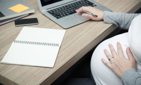 Pregnant woman at work maternity leave pregnancy 123rfbusiness 123rf