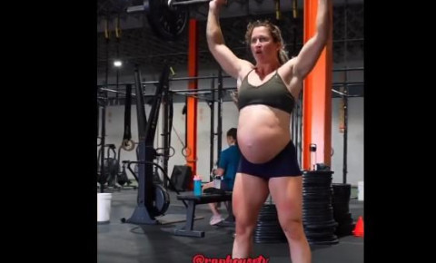 [WATCH] WOW!! A pregnant woman lifts heavy weights in the gym