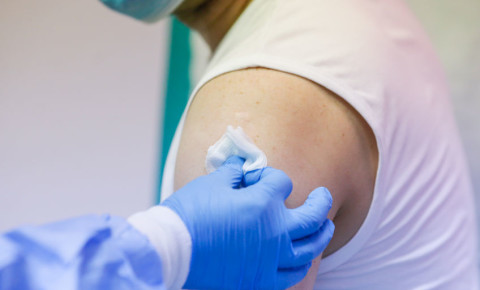 vaccine vaccinator injection Covid-19 Sars-Cov-2 hospital health worker 123rf 