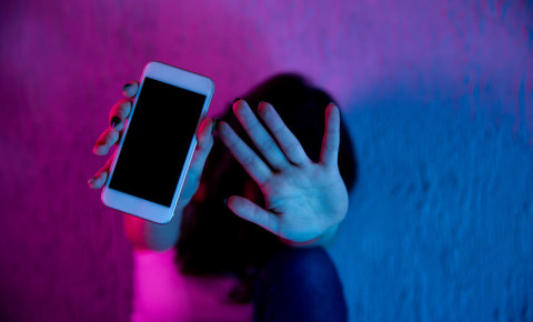 girl-child-cellphone-cyber-bullying-online-abuse-harassment-phone-app-123rf