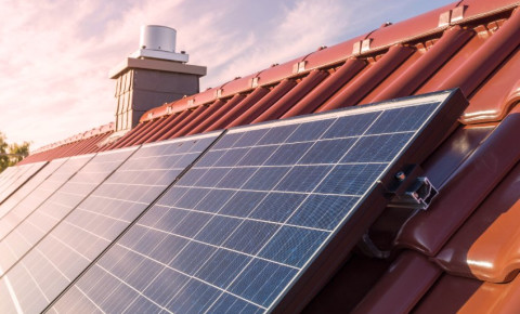 A solar panel array on the roof of a home. Picture: t4win/123rf