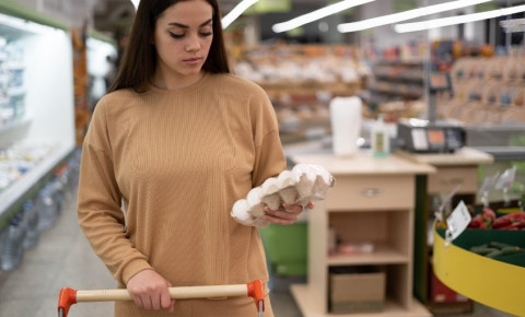 groceries-supermarket-young-woman-with-eggs