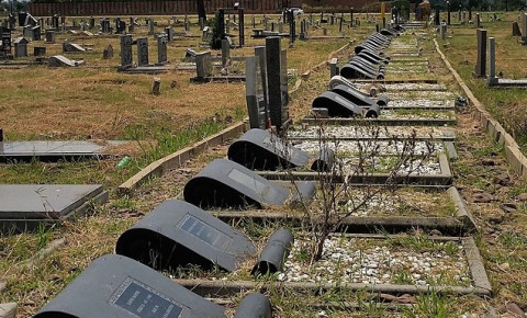 Sharpeville Massacre Graves / Wikimedia Commons: Andrew Hall