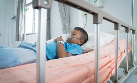 hospital child oxygen mask asthma Covid-19 healthcare paediatric ward ICU 123rf