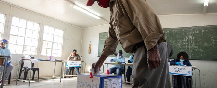 FILE: A voter placing their ballot paper inside a ballot box after casting their vote at the Rantailane Secondary School, in Ga-Rankuwa on 19 May 2021. Picture: Boikhutso Ntsoko/Eyewitness News