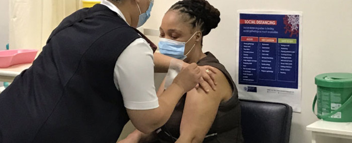 FILE: Western Cape Health MEC Nomafrench Mbombo gets her COVID-19 vaccine shot at the Tygerberg Hospital on 23 February 2021. Picture: Kevin Brandt/Eyewitness News
