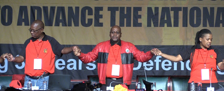 FILE. Cosatu President Sdumo Dlamini holds hands with union leadership during the opening day of the national congress. Picture: Vumani Mkhize/EWN.