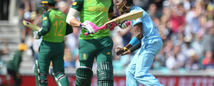 England's Jofra Archer (R) celebrates after the dismissal of Proteas captain Faf du Plessis (C) during the 2019 Cricket World Cup group stage match between England and South Africa at The Oval in London on 30 May 2019. Picture: AFP
