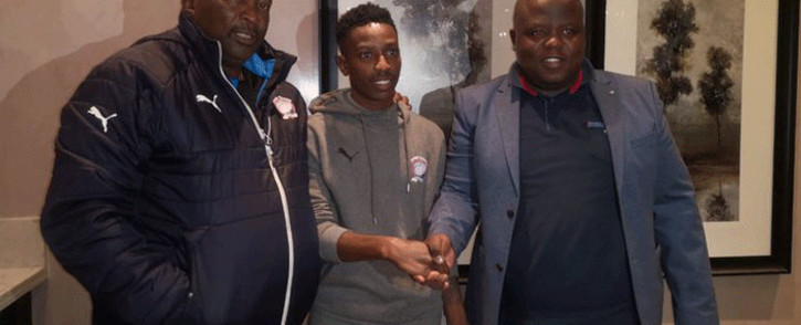 Chippa United have confirmed the signing of Jomo Cosmos attacking midfielder Silas Maziya (centre) on a signed a two-year contract. Picture: @ChippaUnitedFC/Twitter