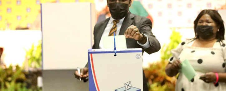The ANC's Mxolisi Kaunda casts his vote during the eThekwini council's sitting on 24 November 2021. Picture: @eThekwiniM/Twitter