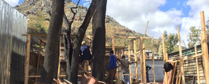 FILE: Imizamo Yethu residents rebuild their informal structures after a devastating fire left four dead and scores homeless. Picture: Monique Mortlock/EWN.