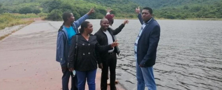 Community members, who had hoped the Tshakhuma tourism development project would bring jobs and business, point to where a conference centre and heritage site were supposed to be located at the Tshakhuma Dam. From left to right: Glen Raphulu, ​​Mulatedzi Nemutavhani, Joel Mulaudzi, Lesley Singo, Osily Rofhiwa Nyamande.
