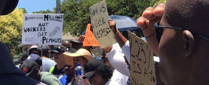 Striking SABC employees gather outside the Johannesburg offices of the public broadcaster on 14 December 2017, demanding salary increases. Picture: Masechaba Sefularo/EWN