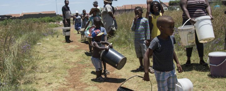 FILE: Emfuleni residents queue for water on 8 January 2018 amid water cuts in the municipality, which failed to honour its payment arrangement with Rand Water. Picture: Ihsaan Haffejee/Eyewtiness News