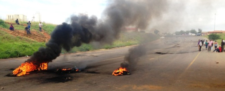Residents blockade roads in Sebokeng with burning tyres and rubble during a violent service delivery protest, 6 February 2014. Picture: Sebabatso Mosamo/EWN.