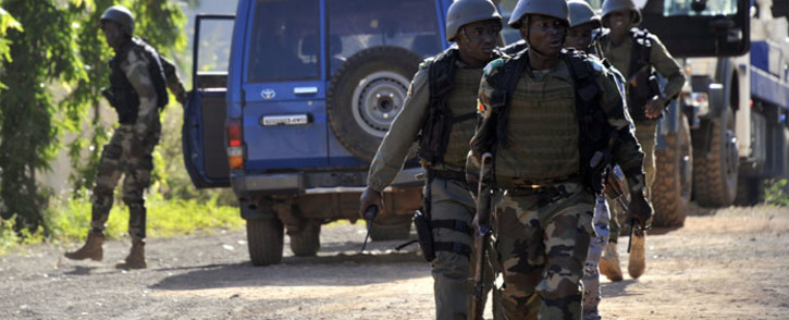 FILE: Malian troops take position outside the Radisson Blu hotel in Bamako on 20 November, 2015. Gunmen went on a shooting rampage at the luxury hotel in Mali's capital Bamako, seizing 170 guests and staff in an ongoing hostage-taking that has left at least three people dead. Picture: AFP.