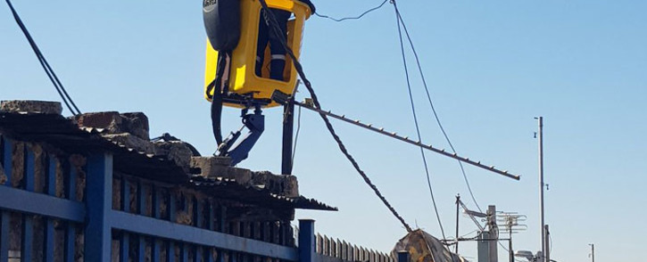 FILE: City Power workers fix overhead power cables at a sub-station in Alexandra on 3 July 2019. Picture: @CityPowerJhb/Twitter