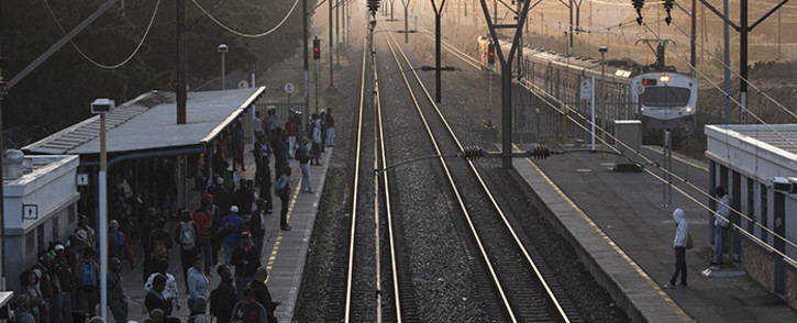 Rail commuters wait on a platform at Mutual Station in Cape Town. Picture: Aletta Harrison/EWN