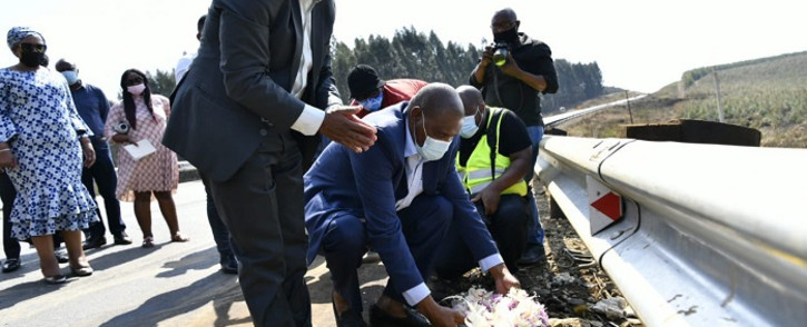 Premier Sihle Zikalala and Transport MEC Peggy Nkonyeni on 3 September 2021 visited the site of the crash on the R612 between Highflats and Ixopo where a minibus taxi collided with a truck. Picture: @kzngov/Twitter.