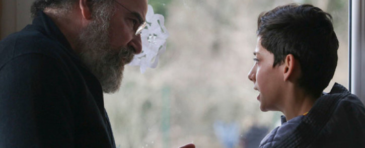 Actor Mandy Patinkin speaking with Farhad Faez, a 13-year-old orphan from Afghanistan. Picture: Twitter/@PatinkinMandy.