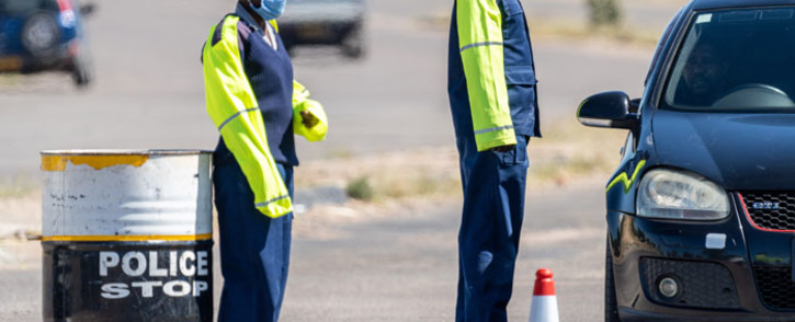 FILE: Police officers manning a check point quiz a driver going into the central business district on 20 April 2020, in Emakhandeni township, Bulawayo, Zimbabwe. Picture: AFP.