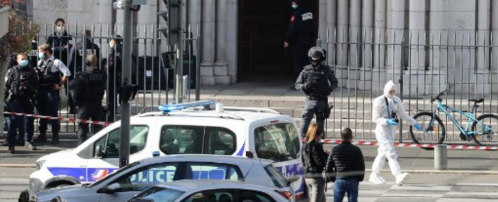 French members of the elite tactical police unit RAID enter to search the Basilica of Notre-Dame de Nice after a knife attack in Nice on 29 October 2020. Picture: AFP
