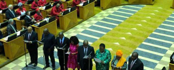 FILE: New members of Parliament, including Cyril Ramaphosa (right) and Nkosazana Dlamini-Zuma (second right), being sworn in at the National Assembly. Picture: EWN