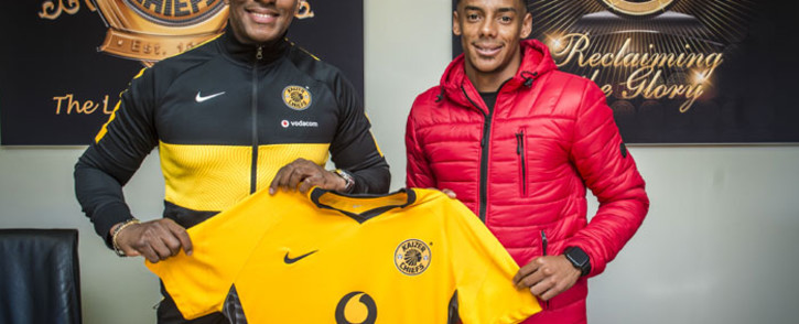 Dillan Solomons (right) has joined Kaizer Chiefs from Swallows FC on a four-year deal. Picture: @KaizerChiefs/Twitter
