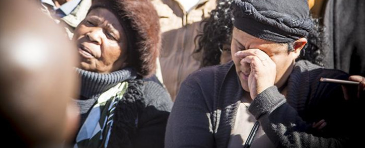 An emotional Colleen Duister wipes a tear from her face outside the Germiston pathology laboratory where she has waited for a week for the body of her three-year-old child due to the forensic workers' strike. Picture: Reinart Toerien/EWN.