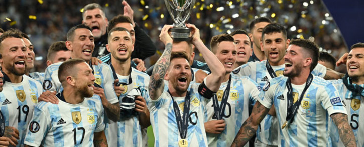 Argentina's Lionel Messi lifts the trophy as Argentina's players celebrate on the pitch after their victory in the 'Finalissima' International friendly football match between Italy and Argentina at Wembley Stadium in London on 1 June 2022. The Azzurri face the South American continental champions in the inaugural Finalissima at Wembley. Picture: Glyn KIRK / AFP