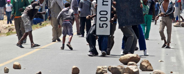 Striking farmworkers hurl rocks at police during a protest for better wages in De Doorns in the Western Cape, Thursday, 10 January 2013. Picture: Nardus Engelbrecht/SAPA.